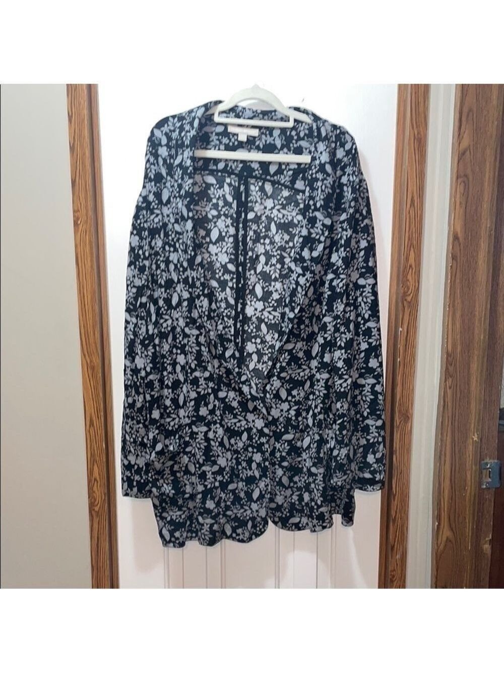 64. Woman Within Grey and White Floral Blazer 34W EUC